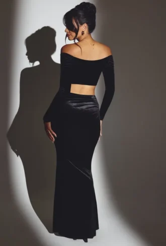 Adele Samt-Crop-Top mit gerafften Schultern in Jet Black