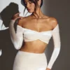 Adele Velvet Off-Shoulder Ruched Crop Top in Elfenbein