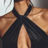 Adriana Maxikleid aus Samt mit Neckholder-Ausschnitt in Tiefschwarz Adriana Maxikleid aus Samt mit Neckholder-Ausschnitt in Tiefschwarz