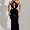 Adriana Maxikleid aus Samt mit Neckholder-Ausschnitt in Tiefschwarz Adriana Maxikleid aus Samt mit Neckholder-Ausschnitt in Tiefschwarz