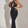 Adriana Maxikleid aus Samt mit Neckholder-Ausschnitt in Tiefschwarz Adriana Maxikleid aus Samt mit Neckholder-Ausschnitt in Tiefschwarz