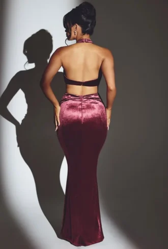 Adriana Samt-Maxikleid mit Neckholder in Weinrot
