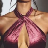 Adriana Samt-Maxikleid mit Neckholder in Weinrot
