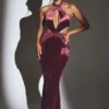 Adriana Samt-Maxikleid mit Neckholder in Weinrot