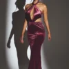 Adriana Samt-Maxikleid mit Neckholder in Weinrot