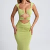 Aelia Modal-Kleid mit Rüschen, Metallverzierungen und Cut-outs in Olivgrün Aelia Modal-Kleid mit Rüschen, Metallverzierungen und Cut-outs in Olivgrün