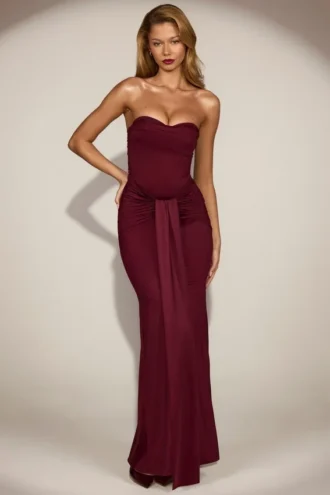 Aisra Satin-Bandeau-Kleid mit drapierten Einschnitten in Weinrot