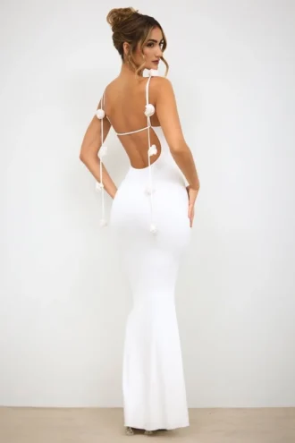 Aldona Slinky Jersey Abendkleid mit Rosenverzierung in Weiß