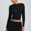 Alia Modal-Oberteil mit Rüschen und langen Ärmeln in Schwarz Alia Modal-Oberteil mit Rüschen und langen Ärmeln in Schwarz