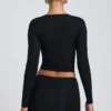 Alia Modal-Oberteil mit Rüschen und langen Ärmeln in Schwarz Alia Modal-Oberteil mit Rüschen und langen Ärmeln in Schwarz
