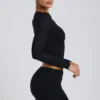 Alia Modal-Oberteil mit Rüschen und langen Ärmeln in Schwarz Alia Modal-Oberteil mit Rüschen und langen Ärmeln in Schwarz