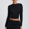 Alia Modal-Oberteil mit Rüschen und langen Ärmeln in Schwarz Alia Modal-Oberteil mit Rüschen und langen Ärmeln in Schwarz