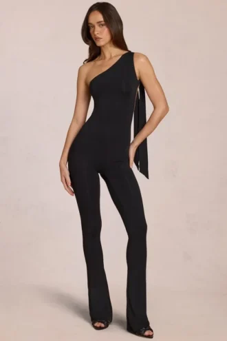 Alira Modal-Jumpsuit mit einer Schulter in Schwarz Alira Modal-Jumpsuit mit einer Schulter in Schwarz