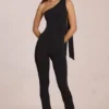 Alira Modal-Jumpsuit mit einer Schulter in Schwarz