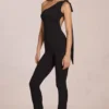 Alira Modal-Jumpsuit mit einer Schulter in Schwarz