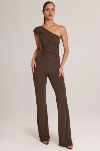 Alouette Modal-Jumpsuit mit einer Schulter in Schokoladenbraun Alouette Modal-Jumpsuit mit einer Schulter in Schokoladenbraun