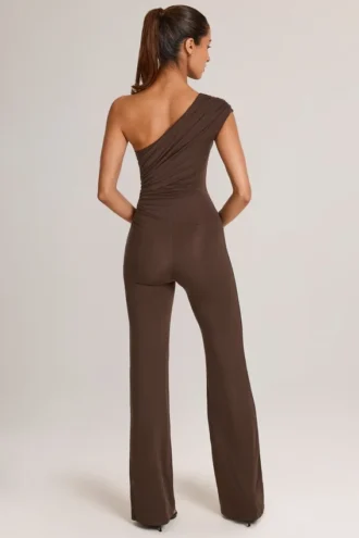 Alouette Modal-Jumpsuit mit einer Schulter in Schokoladenbraun Alouette Modal-Jumpsuit mit einer Schulter in Schokoladenbraun