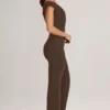 Alouette Modal-Jumpsuit mit einer Schulter in Schokoladenbraun