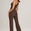 Alouette Modal-Jumpsuit mit einer Schulter in Schokoladenbraun