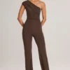 Alouette Modal-Jumpsuit mit einer Schulter in Schokoladenbraun