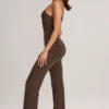 Alouette Modal-Jumpsuit mit einer Schulter in Schokoladenbraun