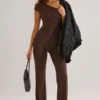 Alouette Modal-Jumpsuit mit einer Schulter in Schokoladenbraun