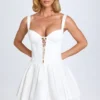 Analise Mini-Korsettkleid mit Biesen und Schnürung in Weiß Analise Mini-Korsettkleid mit Biesen und Schnürung in Weiß