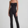 Arlena Jumpsuit mit Schleifendetail und ausgestellter Passform aus Spitze in Schwarz Arlena Jumpsuit mit Schleifendetail und ausgestellter Passform aus Spitze in Schwarz