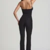 Arlena Jumpsuit mit Schleifendetail und ausgestellter Passform aus Spitze in Schwarz Arlena Jumpsuit mit Schleifendetail und ausgestellter Passform aus Spitze in Schwarz
