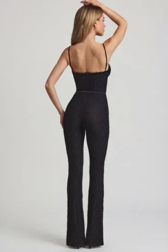Arlena Jumpsuit mit Schleifendetail und ausgestellter Passform aus Spitze in Schwarz Arlena Jumpsuit mit Schleifendetail und ausgestellter Passform aus Spitze in Schwarz