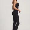 Arlena Jumpsuit mit Schleifendetail und ausgestellter Passform aus Spitze in Schwarz Arlena Jumpsuit mit Schleifendetail und ausgestellter Passform aus Spitze in Schwarz