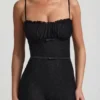 Arlena Jumpsuit mit Schleifendetail und ausgestellter Passform aus Spitze in Schwarz Arlena Jumpsuit mit Schleifendetail und ausgestellter Passform aus Spitze in Schwarz