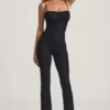 Arlena Jumpsuit mit Schleifendetail und ausgestellter Passform aus Spitze in Schwarz Arlena Jumpsuit mit Schleifendetail und ausgestellter Passform aus Spitze in Schwarz