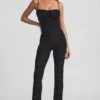 Arlena Jumpsuit mit Schleifendetail und ausgestellter Passform aus Spitze in Schwarz Arlena Jumpsuit mit Schleifendetail und ausgestellter Passform aus Spitze in Schwarz