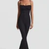 Arlena Jumpsuit mit Schleifendetail und ausgestellter Passform aus Spitze in Schwarz Arlena Jumpsuit mit Schleifendetail und ausgestellter Passform aus Spitze in Schwarz