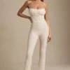 Arlena Jumpsuit mit Schleifenverzierung und ausgestellter Passform aus Spitze in Elfenbein Arlena Jumpsuit mit Schleifenverzierung und ausgestellter Passform aus Spitze in Elfenbein