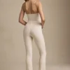 Arlena Jumpsuit mit Schleifenverzierung und ausgestellter Passform aus Spitze in Elfenbein Arlena Jumpsuit mit Schleifenverzierung und ausgestellter Passform aus Spitze in Elfenbein