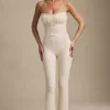 Arlena Jumpsuit mit Schleifenverzierung und ausgestellter Passform aus Spitze in Elfenbein Arlena Jumpsuit mit Schleifenverzierung und ausgestellter Passform aus Spitze in Elfenbein