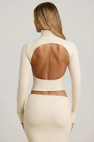 Auri Modal-Oberteil mit Rüschen und rückenfreiem Rollkragen in Elfenbein