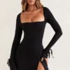 Baize Minikleid mit quadratischem Ausschnitt und langen Ärmeln in Schwarz Baize Minikleid mit quadratischem Ausschnitt und langen Ärmeln in Schwarz
