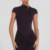 Blair Jersey-Minikleid mit Rollkragen, gerafftem Rücken und rückenfreiem Ausschnitt in Schwarz Blair Jersey-Minikleid mit Rollkragen, gerafftem Rücken und rückenfreiem Ausschnitt in Schwarz