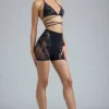 Bonnie Shorts mit Verzierungen und hoher Taille in Schwarz Bonnie Shorts mit Verzierungen und hoher Taille in Schwarz