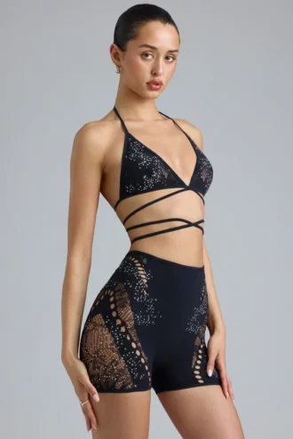bonnie shorts mit verzierungen und hoher taille in schwarz 9 330x495 - Liberty Bikini-Oberteil mit verzierten Kreuzb&auml;ndern in Schwarz