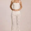 Calista Transparente Spitzenhose mit mittlerer Leibhöhe und ausgestelltem Bein in Elfenbein Calista Transparente Spitzenhose mit mittlerer Leibhöhe und ausgestelltem Bein in Elfenbein