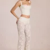 Calista Transparente Spitzenhose mit mittlerer Leibhöhe und ausgestelltem Bein in Elfenbein Calista Transparente Spitzenhose mit mittlerer Leibhöhe und ausgestelltem Bein in Elfenbein