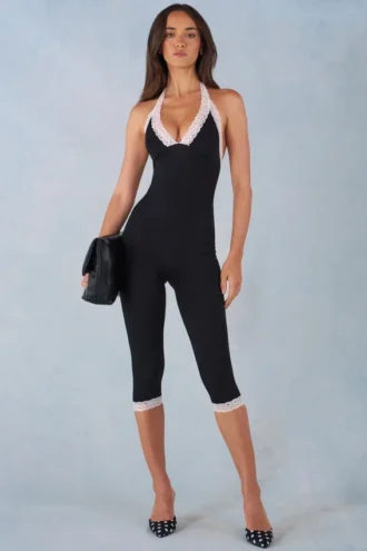 Calla Modal-Capri-Jumpsuit mit Spitzenbesatz in Schwarz Calla Modal-Capri-Jumpsuit mit Spitzenbesatz in Schwarz