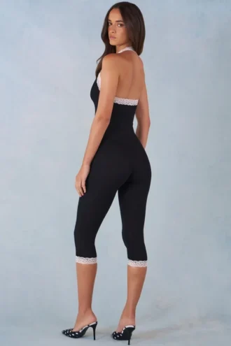 Calla Modal-Capri-Jumpsuit mit Spitzenbesatz in Schwarz Calla Modal-Capri-Jumpsuit mit Spitzenbesatz in Schwarz