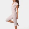 Capri-Jumpsuit aus geripptem Jersey mit rosa Streifen