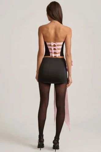 Carola Satin-Minirock mit Schleifendetail und niedriger Taille in Schwarz Carola Satin-Minirock mit Schleifendetail und niedriger Taille in Schwarz