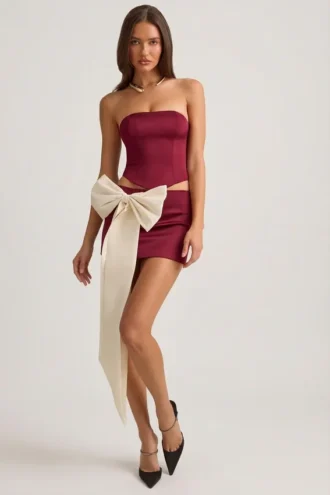 Carola Satin-Minirock mit Schleifenverzierung und niedriger Leibhöhe in Weinrot Carola Satin-Minirock mit Schleifenverzierung und niedriger Leibhöhe in Weinrot